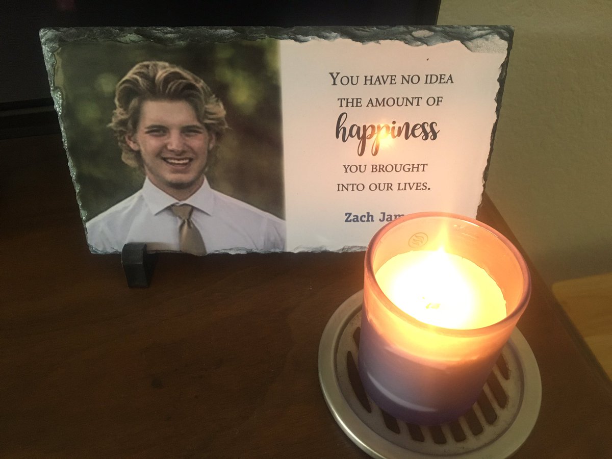 MommaJ_28's tweet photo. Happy Easter! Lit a candle in memory and have faith we will meet again. 💜😇🤙🏻🐣 https://t.co/xSf3GOKloD