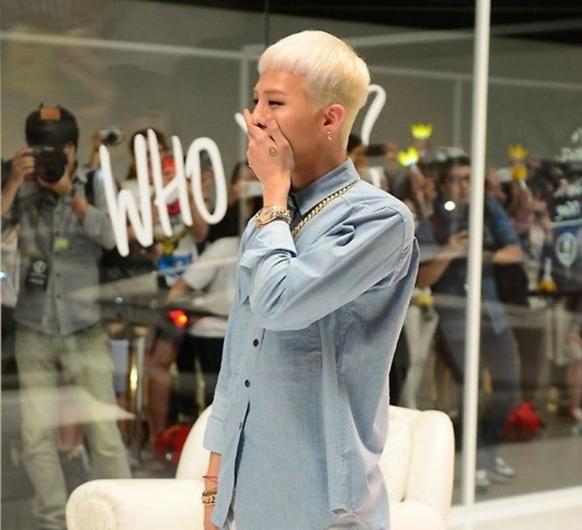 8KLIFE's tweet photo. #GDragon let 1,000 of his fans film his MV of "Who You?", he invited 1K lucky fans then filmed the MV multiple times in a room, where every VIP got a chance to film him closely and sing with him. He later thanked them all on his official MV and listed all their names. @IBGDRGN https://t.co/r14SnQZD06