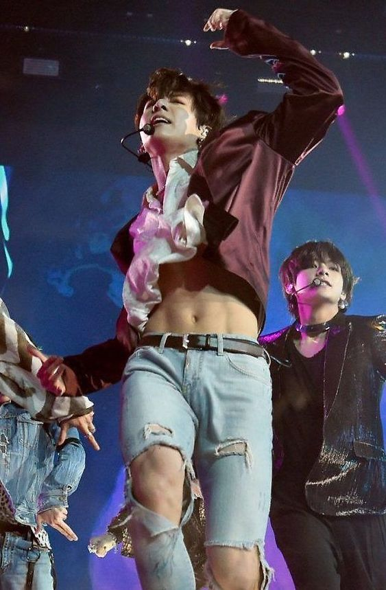 Jungkook’s slim waist ; a devastating thread