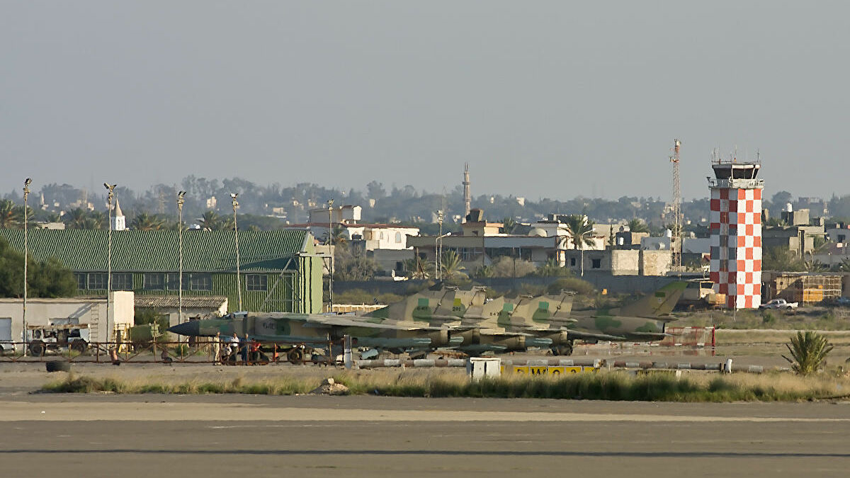 En cuanto al otro aeropuerto, el de Mitiga, está en medio de Trípoli, así que los turcos lo han convertido en una de sus principales bases de operaciones... Desde ahí organizan los ataques con drones y las tropas desplegadas por la urbe.