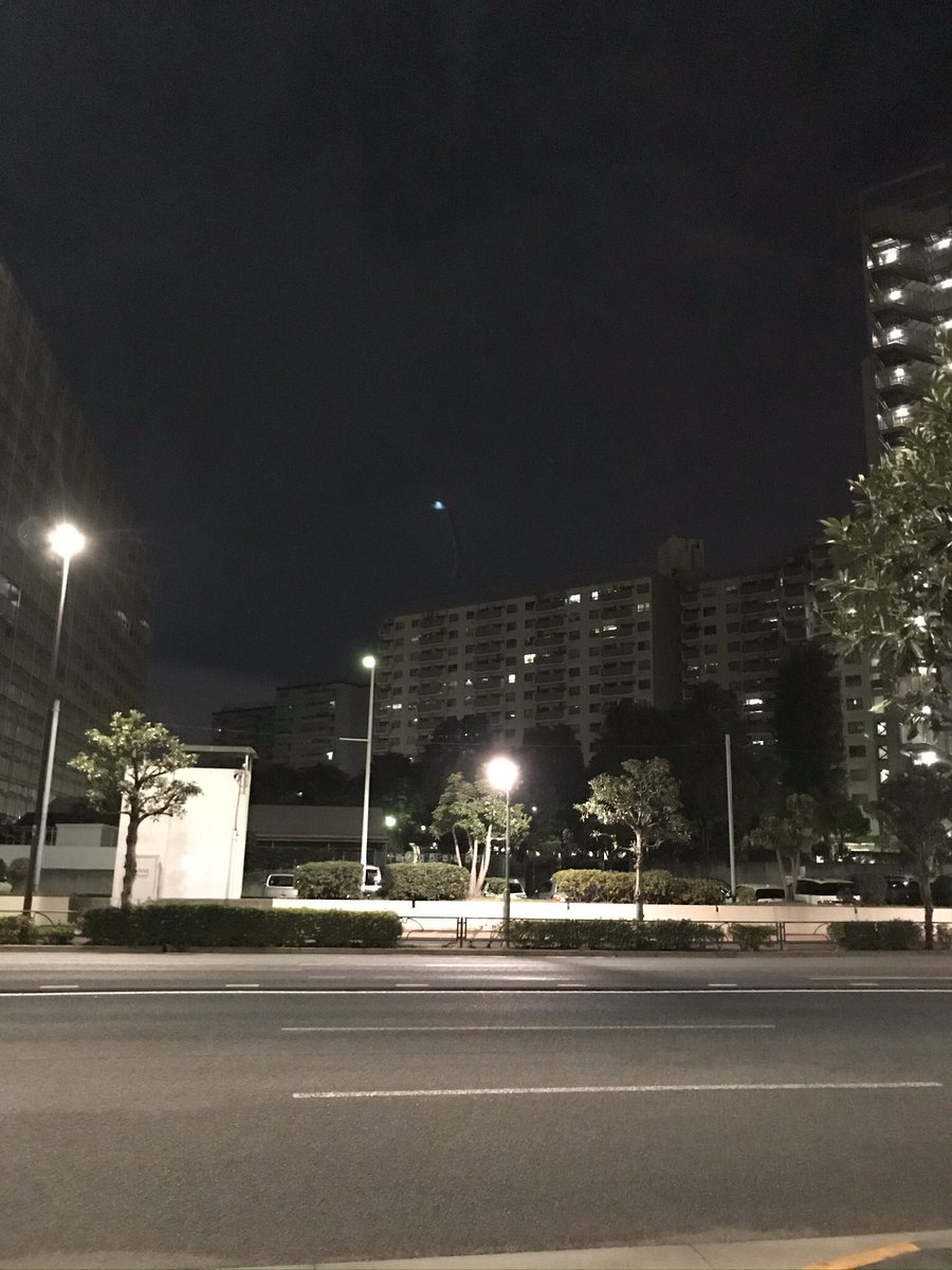 Tokyo la nuit, c’est vraiment beau partout mdr regardez un coup j’avais raté le dernier métro j’ai du marcher 12 bornes pour rentrer, bah tout ressemble à ça