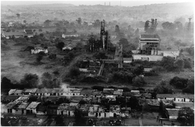 eco_pills's tweet photo. Tragedia di #Bhopal: nel 1984 una nube tossica si sprigionò dagli impianti della fabbrica di pesticidi Union Carbide provocando migliaia di vittime. Nonostante le terre di Bhopal siano tuttora tossiche per l’uomo e per animali, le autorità continuano ad avere gli occhi chiusi. https://t.co/OfDalT6j3t