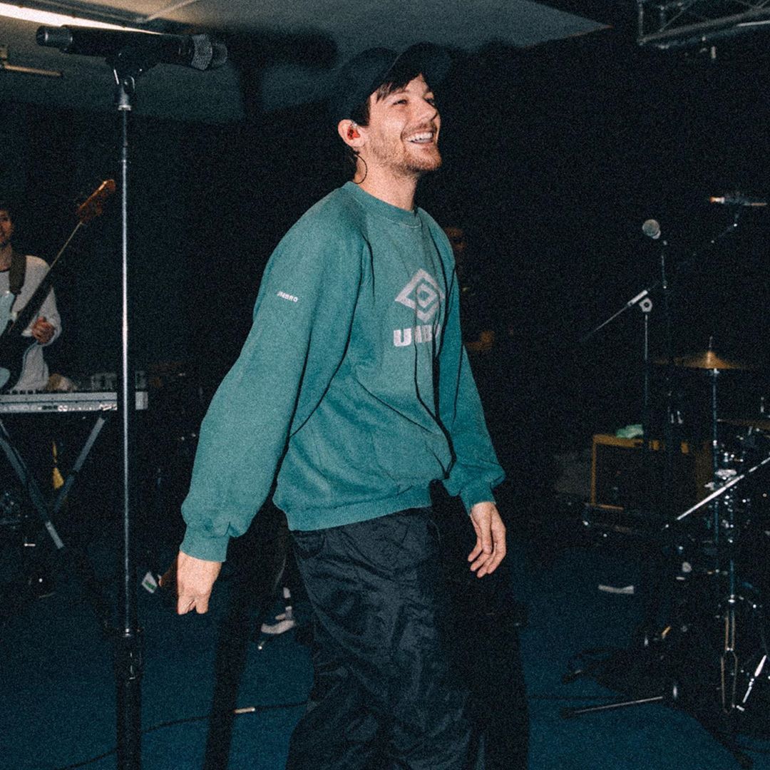 Louis Tomlinson being happy and smiley a thread