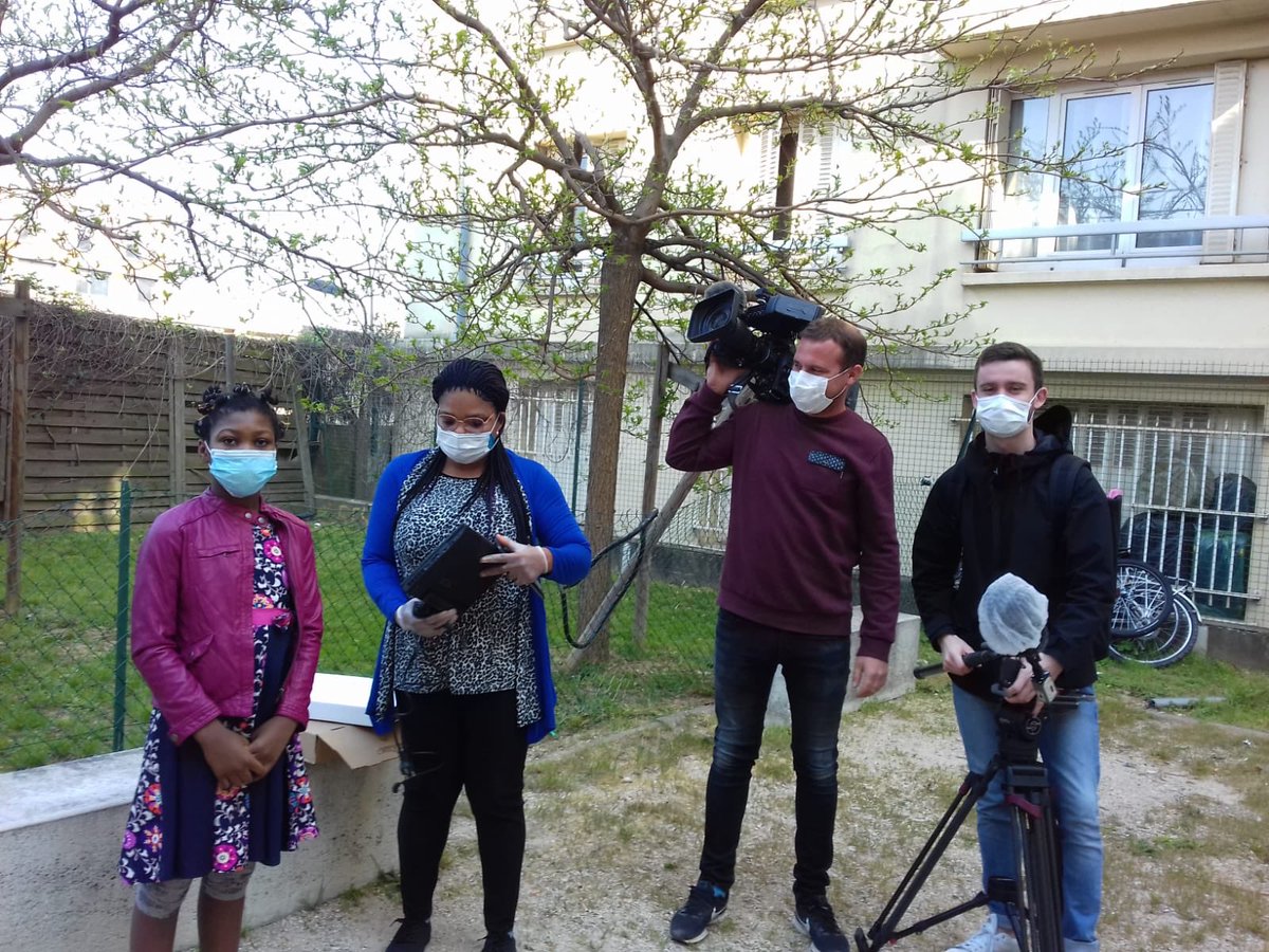 📹 #Reportage #France2 sur l’action de <a href="/Break_Poverty/">Break Poverty Foundation</a> Cette initiative permet d'équiper 10.000 enfants, jeunes défavorisés avec un ordinateur en cette période de confinement et d'enseignement à distance. Rebecca, avec sa maman, reçoit un ordinateur. Diffusion au #20H ce soir !