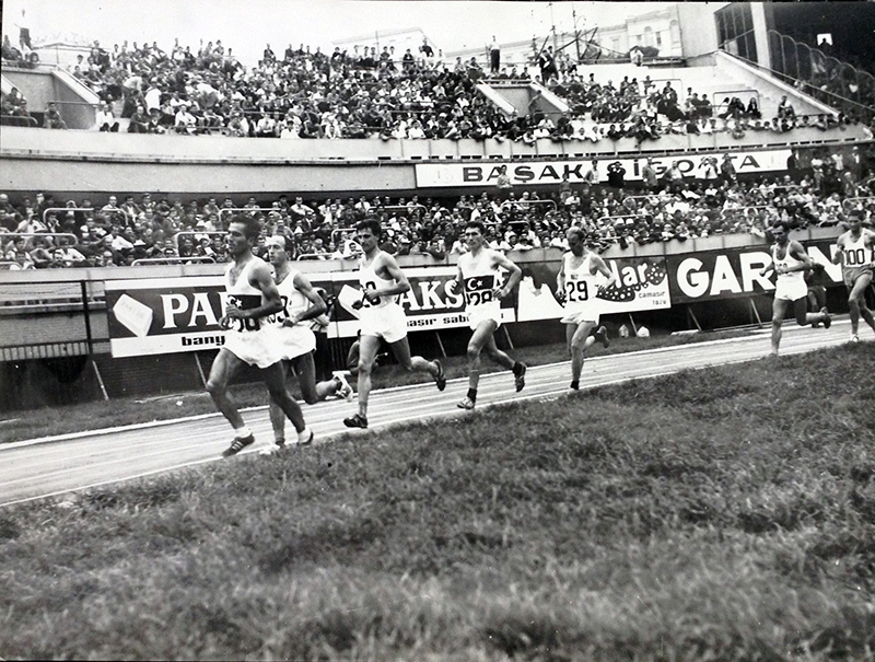 atletizmdunyasi's tweet photo. ÖZEL ÖDÜL:
Ve tabii ki listemizdeki 10 içine almadığımız İnönü Stadı. 1950 ve 60'larda Mithatpaşa Stadı olarak atletizme hizmet veren stadyum, 1980'lerin ikinci yarısından sonra atletlere kapandı. Tarihinde ise rekorlar, anılar ve dolu tribünler kaldı...
#history #Top10Tracks https://t.co/aoPcfN78iK