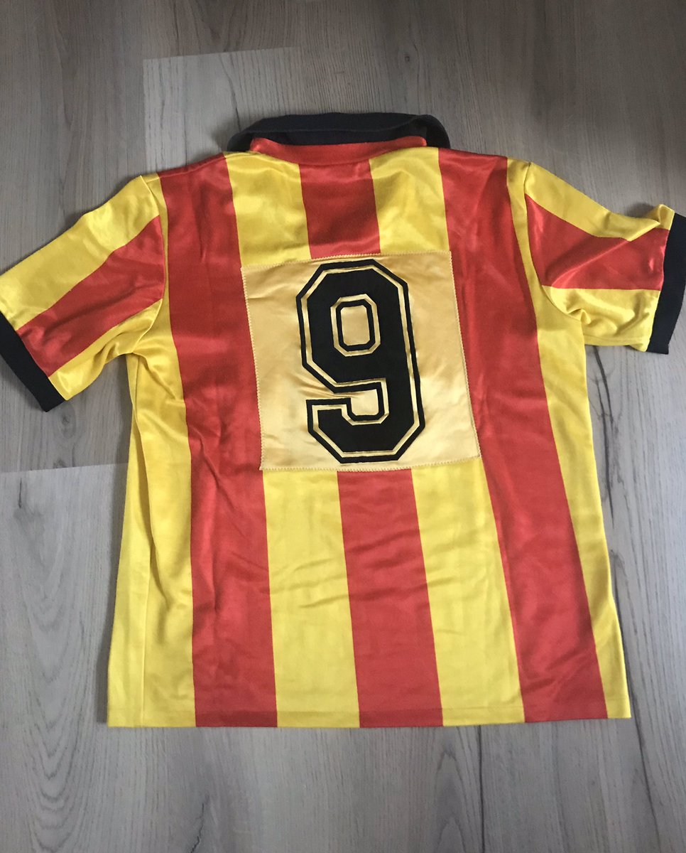 Jorisdb's tweet photo. Eentje voor  #voetbalshirtchallenge.
Matchworn truitje van #kvmechelen uit het magische seizoen ‘88-‘89 https://t.co/aEDUb62TMg