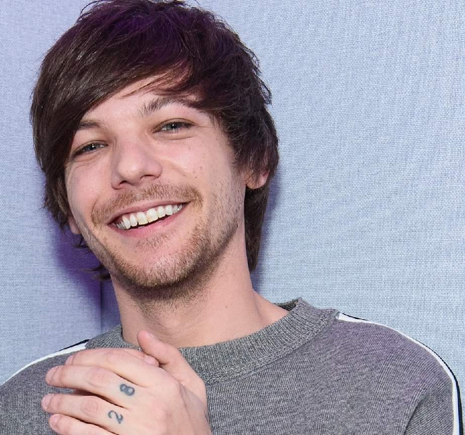 Louis Tomlinson being happy and smiley a thread