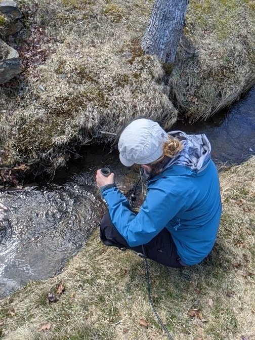 DrRob_Thacker's tweet image. Like a number of other scientists @LM_Campbell and I are doing a project in "our backyard." 💦 quality... Here she is taking readings... I'll let her (the expert) comment on findings so far, but today was baseline. #backyardscience