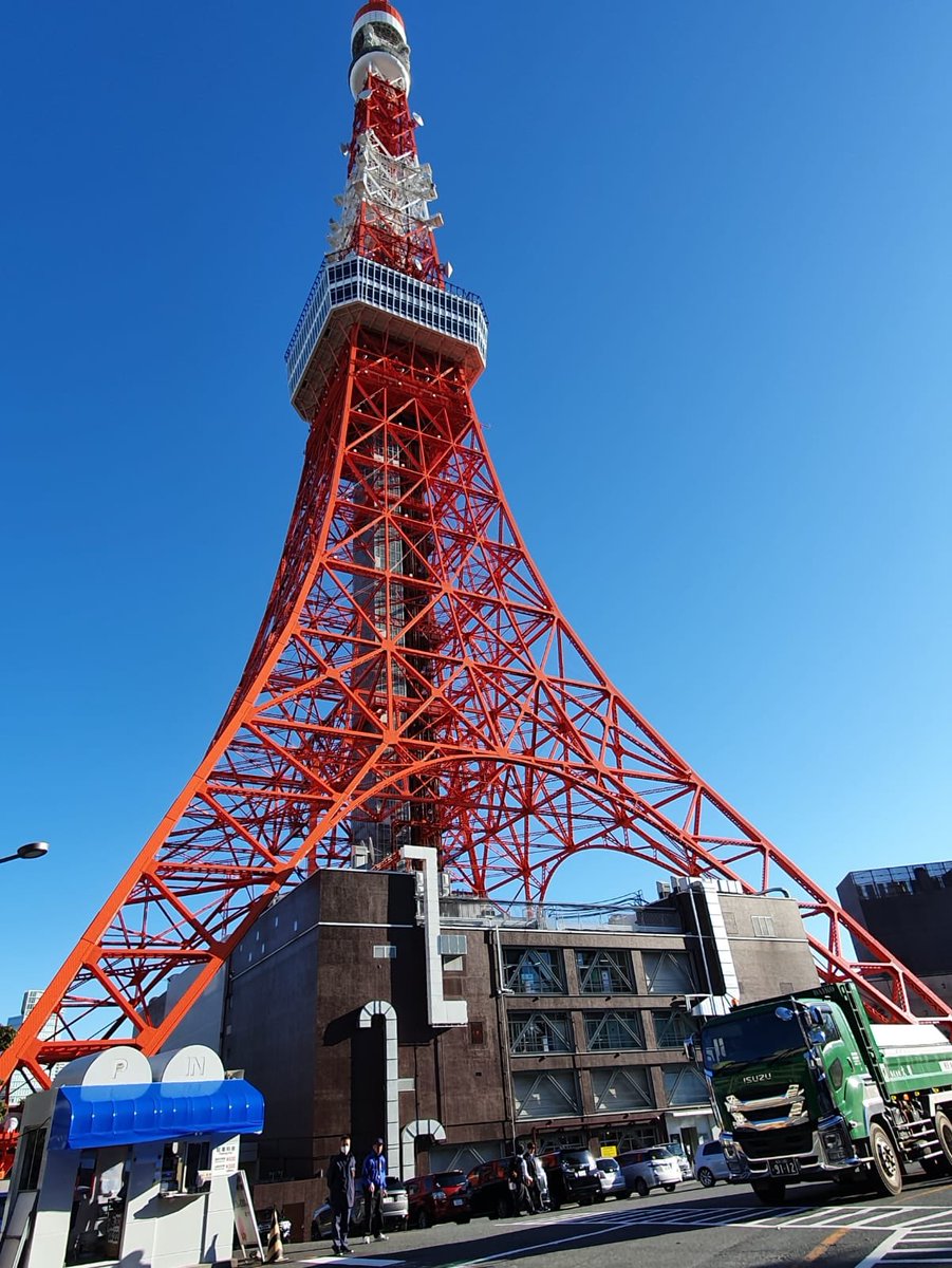 Roppongi : quartier de tous les gens extrêmement riches et jeunes (ca habite dans des lofts de 250m2 entre le 20 et le 25e étage et ça roule en Lamborghini) qui aiment sortir en boite (je déteste)Aussi la où se trouve la Tokyo Tower