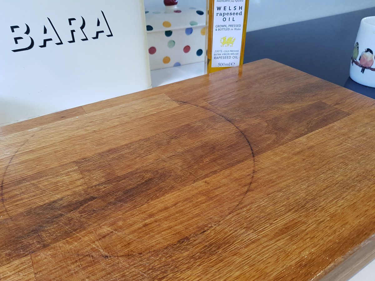 Even gives life to a oak chopping board.....

Mwydo bwrdd torri derw i'w adnewyddu.... olew sy'n bwydo mewn sawl ffordd.