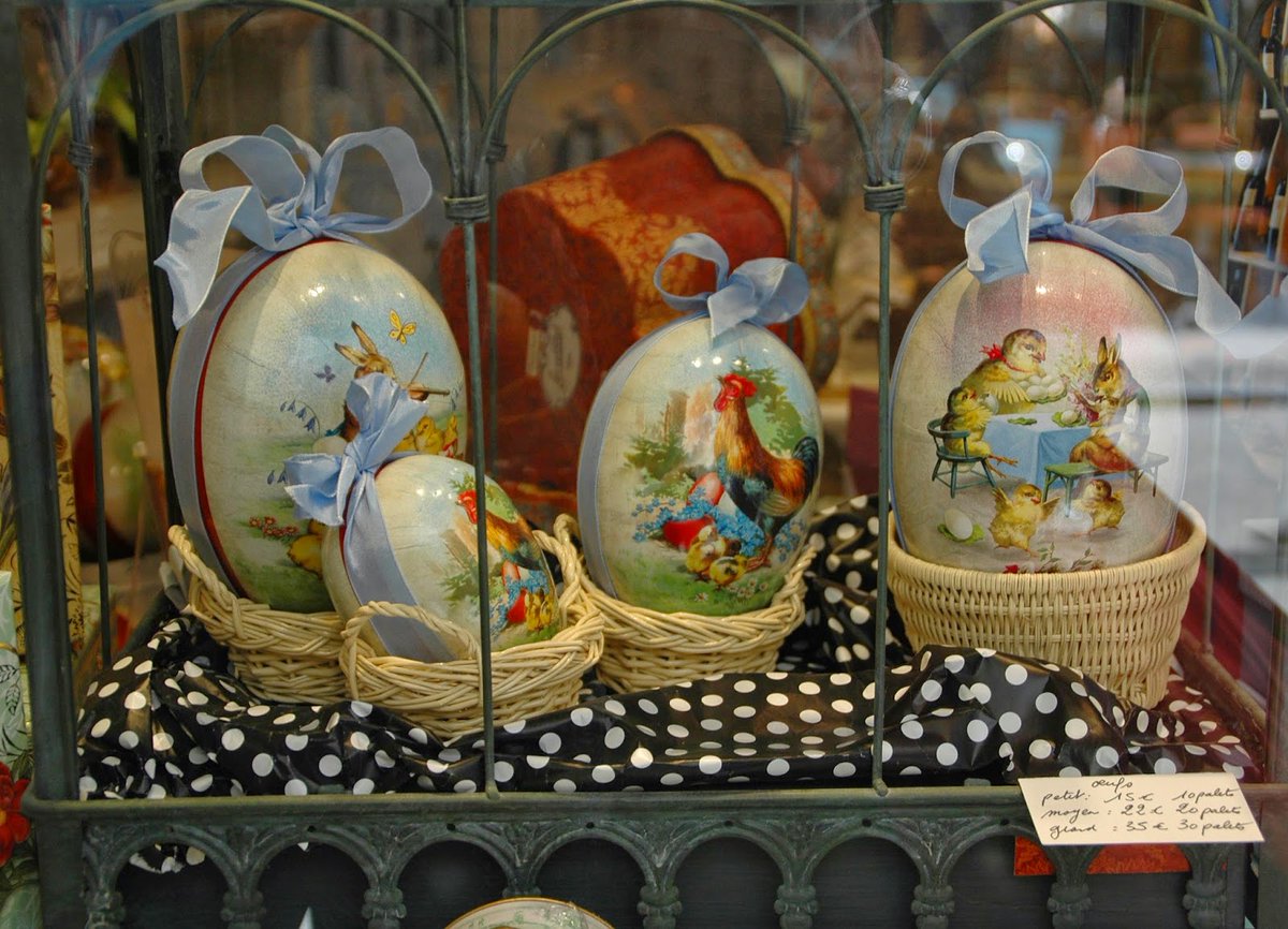 Aconceptvoyage's tweet photo. In France 🇫🇷, #Easter is a family  religious tradition
Bells 🔔stop jingling during the holly week, they go to Rome and on their way back they deliver goodies for children. 
On sunday, children seek for chocolate eggs. 
#letustakeyouin #aconcepttravelinfrance https://t.co/8sngbAkE3B