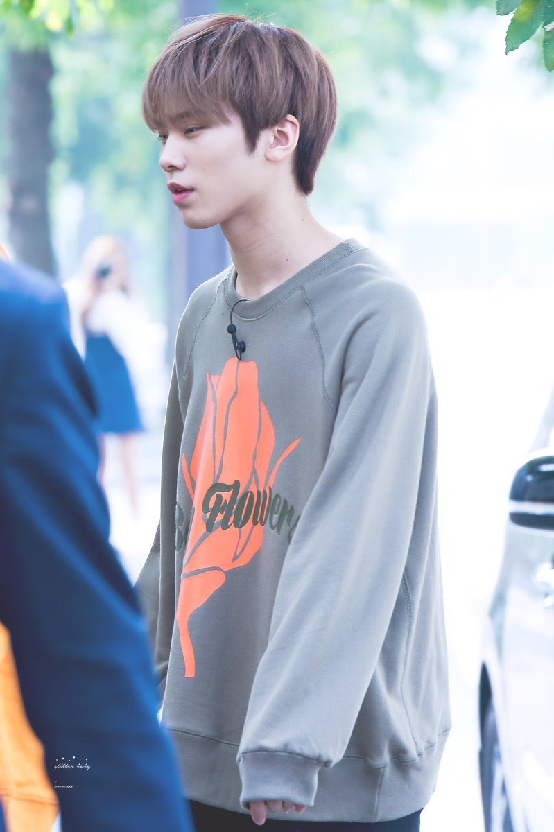 Sweater Paw appreciation should also not be missed out on #라키  #아스트로  #아스트로라키  #ROCKY  #ASTRO  @offclASTRO