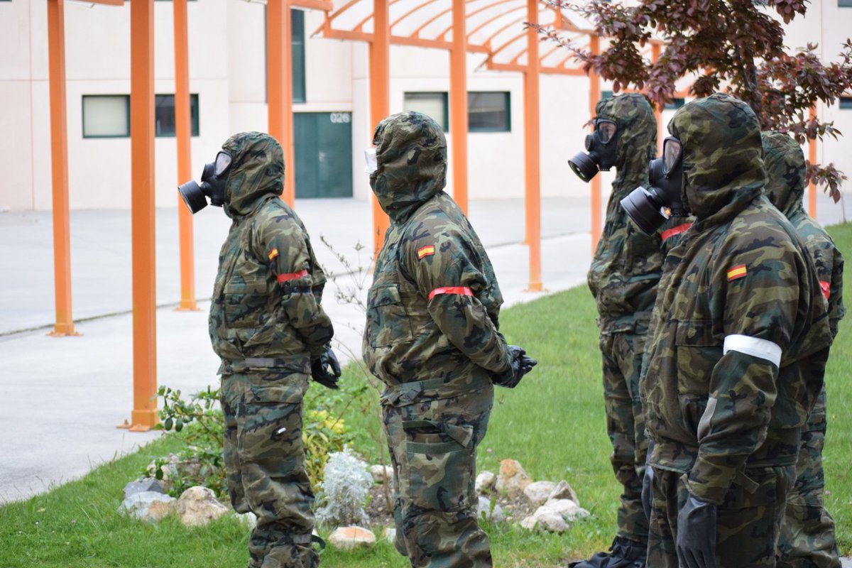 FUTER_ET's tweet photo. Las Unidades de Descontaminación de #BrigadaExtremadura están actuando hoy en la centros penitenciarios de #Cáceres y #Álava, este último en la localidad de Nanclares de la Oca. #BCGXI #RI67 @EjercitoTierra #OperaciónBalmis #EsteVirusLoParamosUnidos https://t.co/2qLzGgCxco