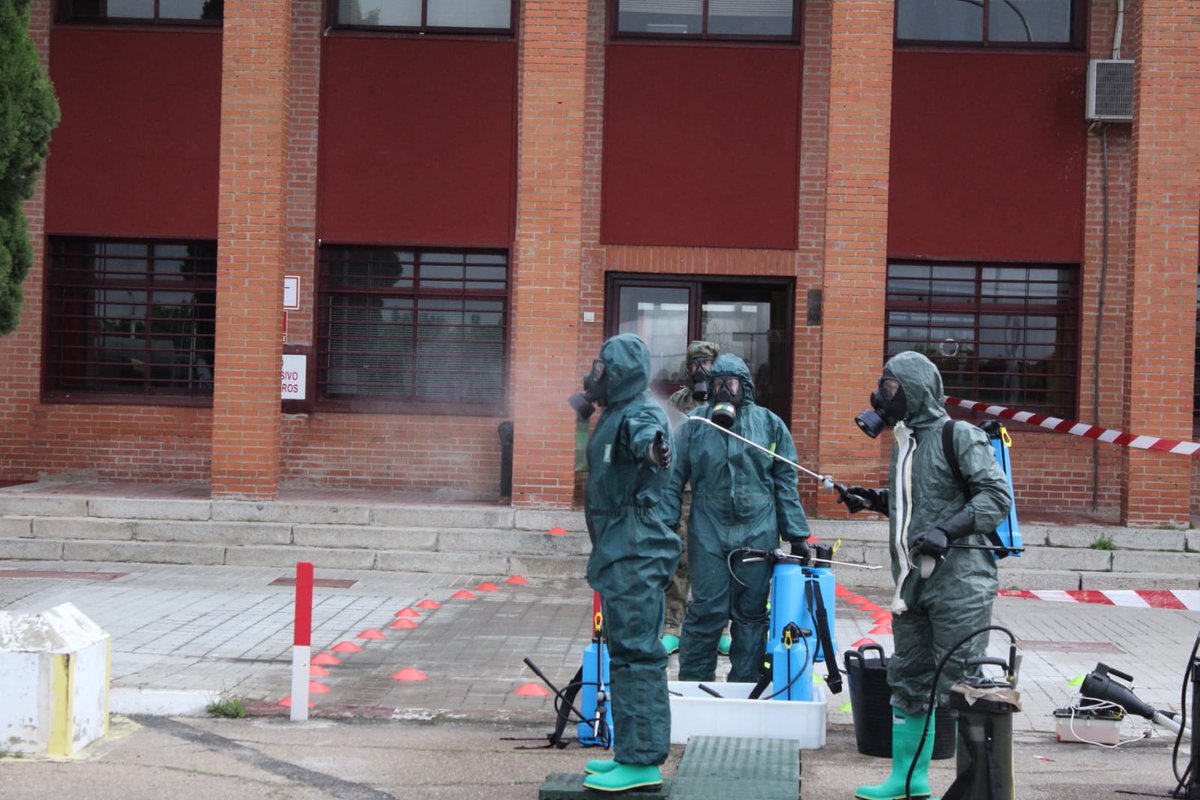 FUTER_ET's tweet photo. Las Unidades de Descontaminación de #BrigadaExtremadura están actuando hoy en la centros penitenciarios de #Cáceres y #Álava, este último en la localidad de Nanclares de la Oca. #BCGXI #RI67 @EjercitoTierra #OperaciónBalmis #EsteVirusLoParamosUnidos https://t.co/2qLzGgCxco