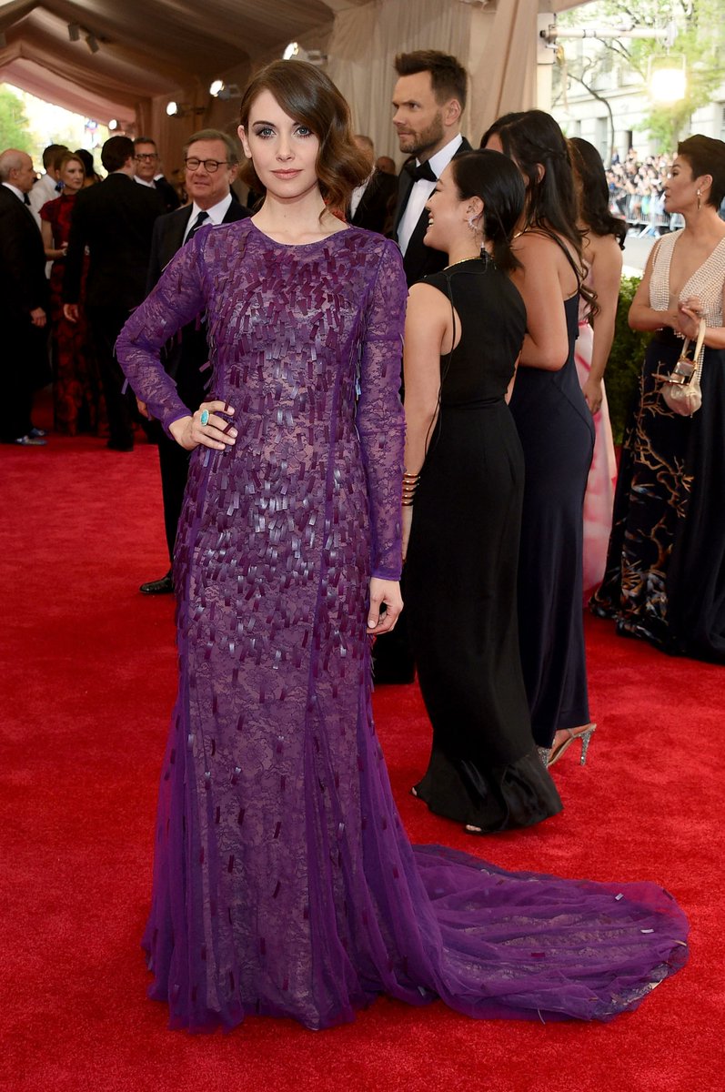 9. Did someone say parasites & fashion don't mix? Well, for this one you'll have to use your imagination a little. The beautiful magenta/purple embellishments on Alison Brie's gown by  @prabalgurung looks like the bradyzoites of Toxoplasma gondii! No, I'm not a crazy cat lady!