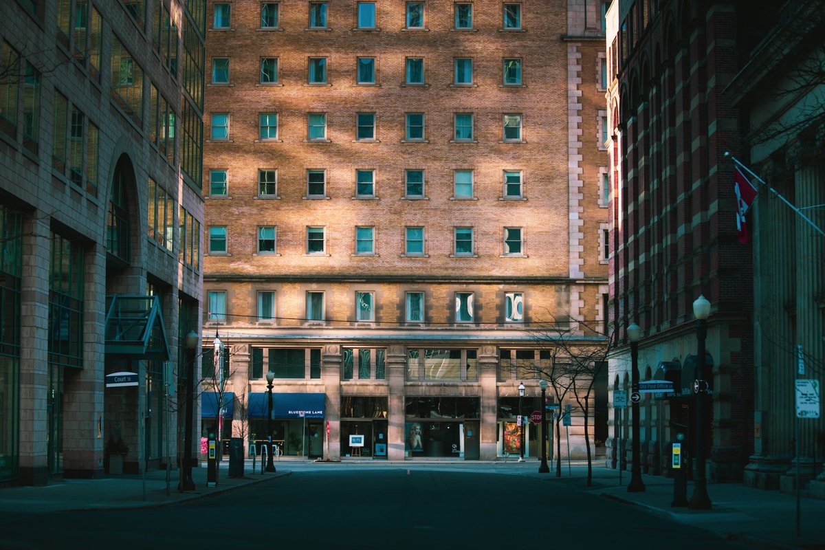 garrytutte's tweet photo. Chasing #Toronto’s early morning light  #TDotShots #StreetsOfToronto #ExploreToronto #LoveToronto #DowntownToronto #DailyHiveTO #TorontoLife #CuriocityToronto #VisualizeToronto #The6ix #6ix #The6 #CityView #TorontoClx #TorontoOntario #Canada #TorontoPhotographer https://t.co/L072JhdrQW