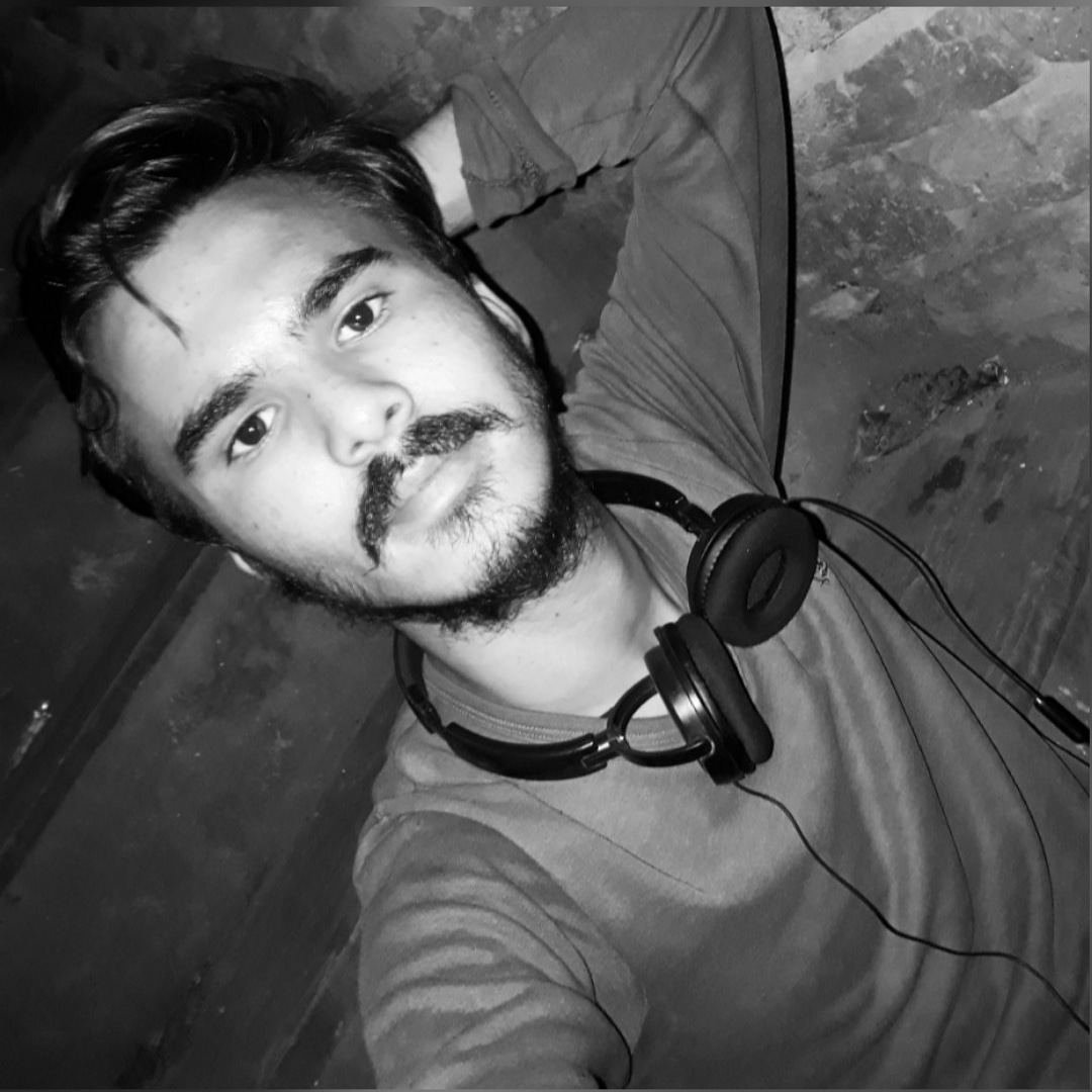 itsmshsofficial's tweet photo. my new look how is this please tell?😋 #mshs #mshappysingh #StayHome #corantine #musician #rapper #mylook #PictureOfTheDay #photo #BlackWhite #lockdown #COVID__19 https://t.co/N6YSzb6iio