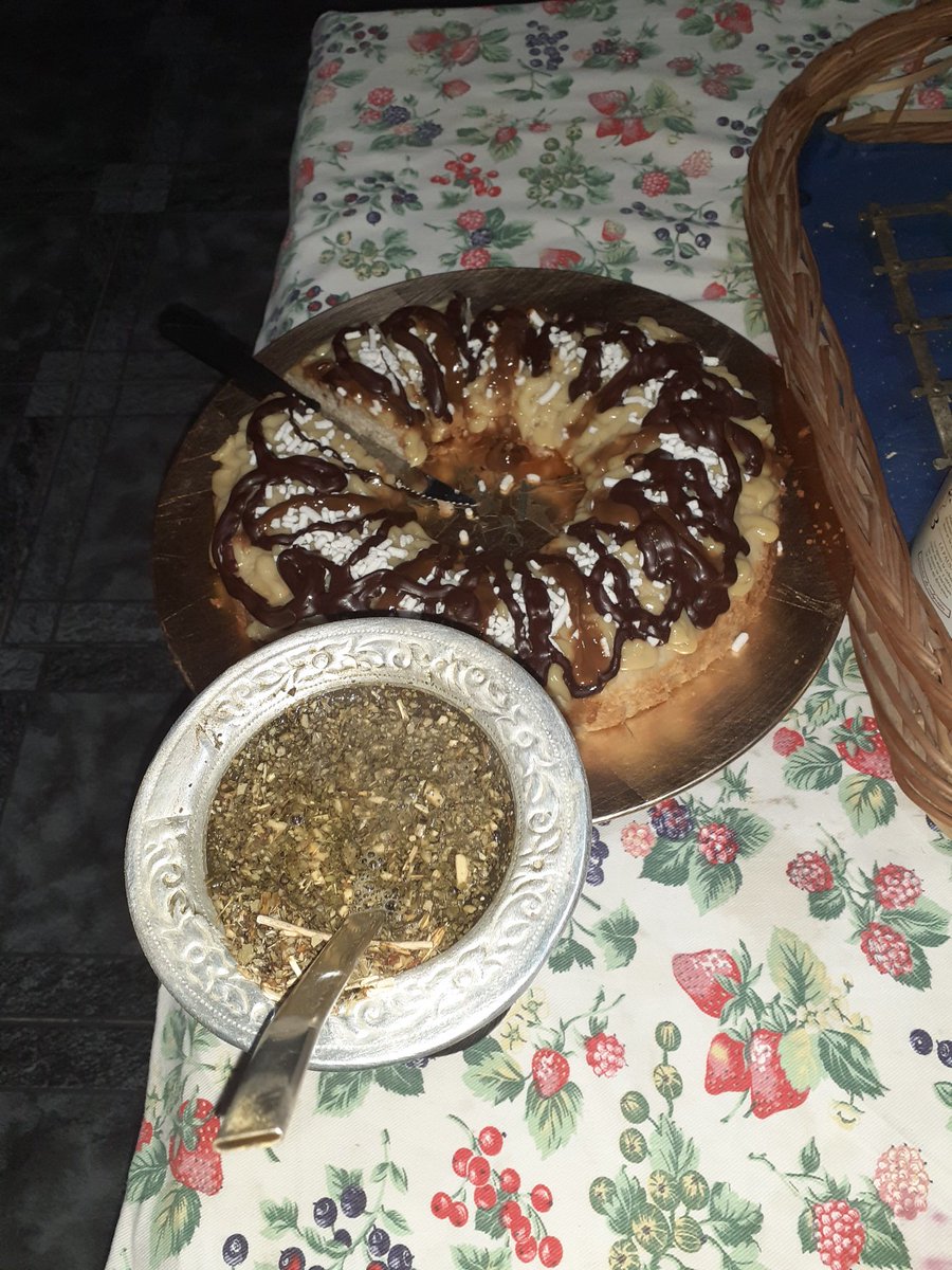 AlaNickolas's tweet photo. #TNFinDeSemana desayunando en familia con esta riquísima rosca de Pascua que hizo mi hermana!
Felices pascuas para todos!! https://t.co/jG1eBnpR4c