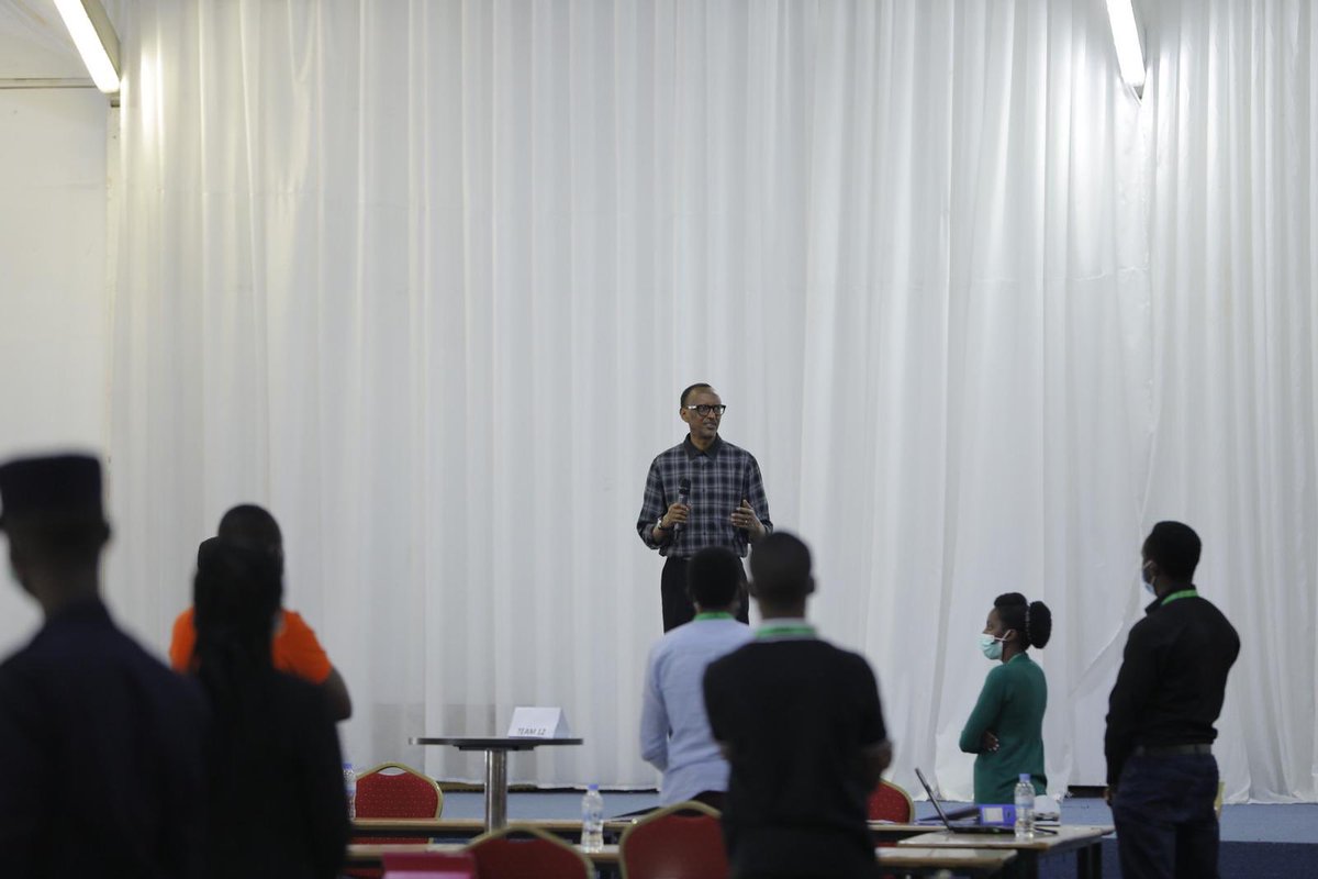 rbarwanda's tweet photo. 🚨AMAKURU MASHYA🚨

Perezida wa Repubulika Paul #Kagame yasuye itsinda rihuriyemo abantu 400 bo mu nzego zinyuranye bakora ibikorwa bigamije kurwanya no gukumira ikwirakwira ry'icyorezo cya #COVID19. Ni itsinda rikorera ahazwi nka KCEV ahahoze Camp Kigali.
#RBAAmakuru https://t.co/5PPiU1SQhL