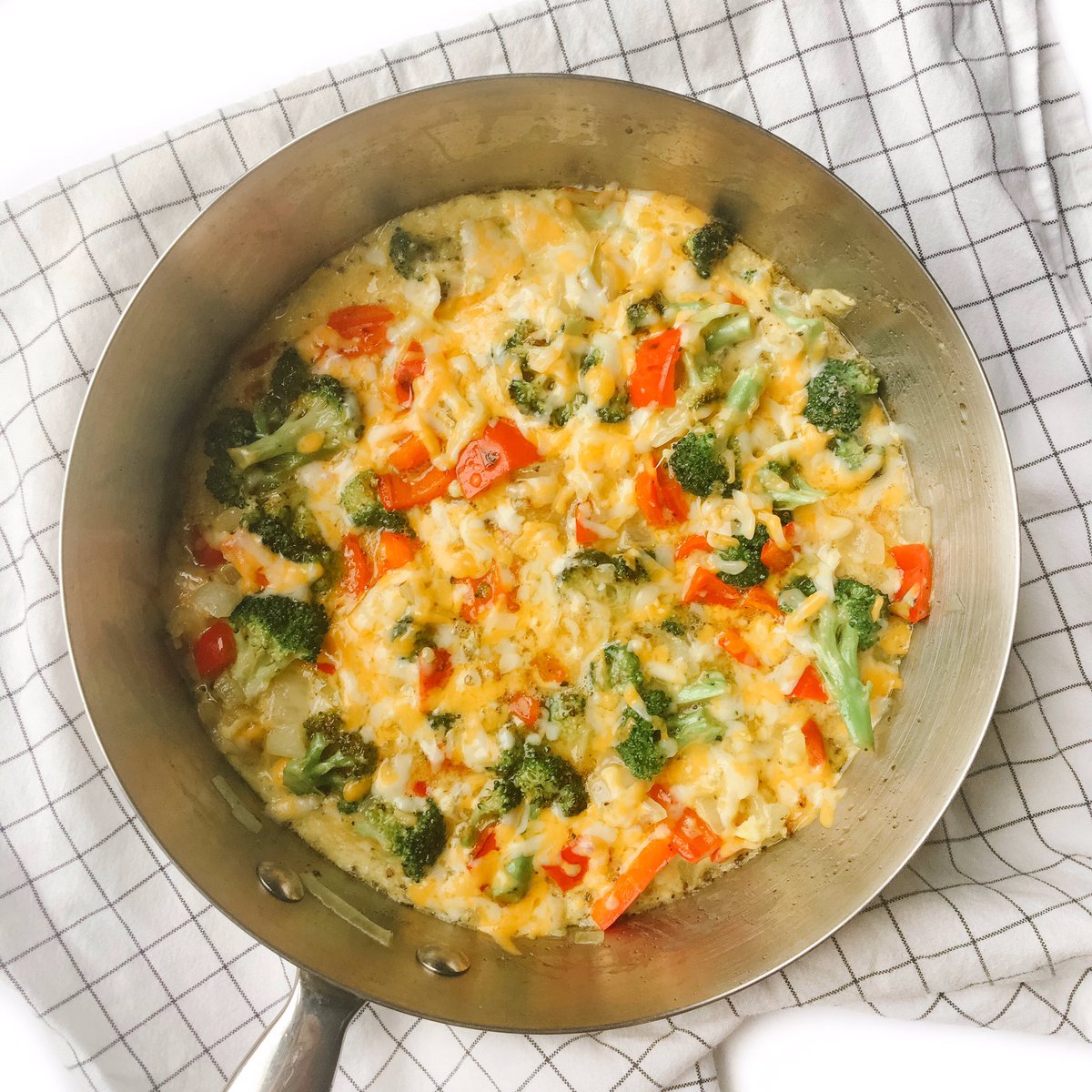 realgoodeatsca's tweet photo. Start your day this week with a simple frittata 🥚🍳. It’s a great way to use up any veggies left in your fridge and also works well with frozen veggies if that’s all yo have on hand 👇
⁣
https://t.co/eKf9udlrZB

#breakfast #Easter #eggs https://t.co/xwDv2mgUNt