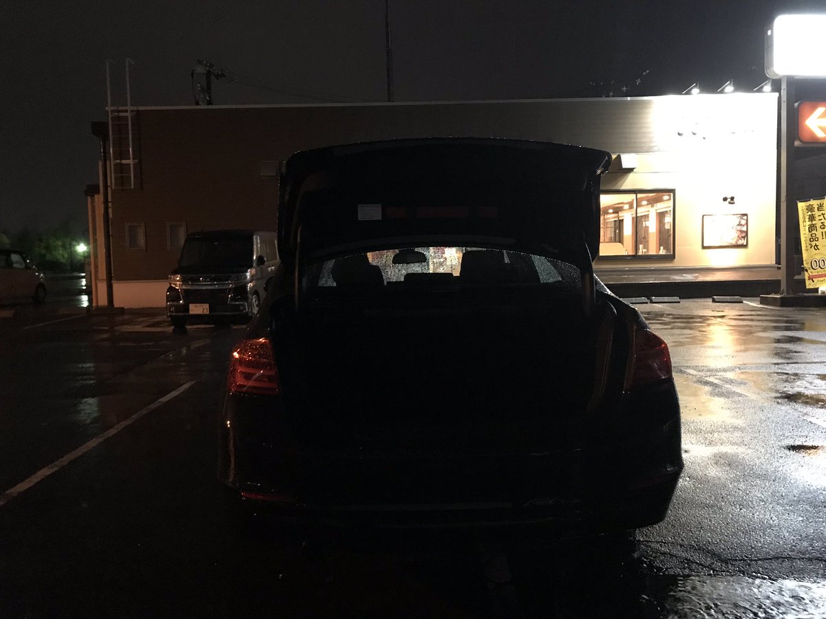 s_b0604604's tweet photo. 大雨の中トリッキーすぎる車みつけた
雨水満タン入りまーっす https://t.co/6ArFh66U5E