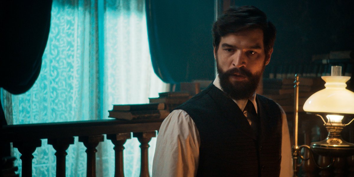 NetflixBrasil's tweet photo. Você sabia? Apesar do título, não é o verdadeiro Freud que aparece nessa minha série homônima, mas sim um ator chamado Robert Finster. A substituição foi necessária pois o verdadeiro pai da psicanálise faleceu em 1939. https://t.co/RItcwLR6kE