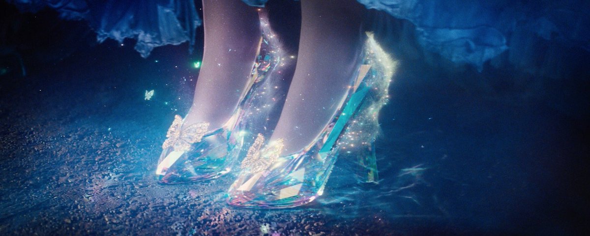 むっちくん No Twitter 毎度同じ事言ってるけど エマじゃなくリリージェームズが役をした事 フェアリーゴッドマザーの面白くて優しい性格と魔法の変身 シーン ガラスの靴が出来るとこ 城のセットにドレスの豪華さ そしてシンデレラがまじで美しい あと 7999回は