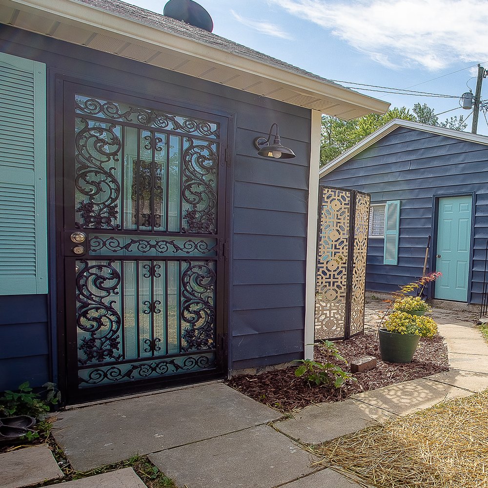 backyardandvin's tweet image. We took a chance on some bold color choices for this little cottage. Sherwin Williams Sea Serpent #SW7615 which I would describe it as a dark cyan-blue with a hint of mermaid scales. The Trim Festoon Aqua #SW6244 ♥️ and Pure White #SW7005. #SWColorLove 
buff.ly/3a8zHQB