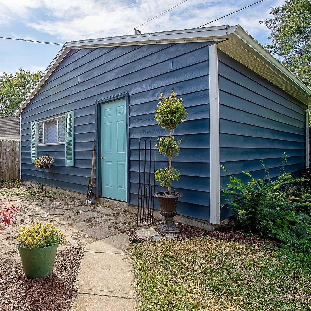 backyardandvin's tweet image. We took a chance on some bold color choices for this little cottage. Sherwin Williams Sea Serpent #SW7615 which I would describe it as a dark cyan-blue with a hint of mermaid scales. The Trim Festoon Aqua #SW6244 ♥️ and Pure White #SW7005. #SWColorLove 
buff.ly/3a8zHQB
