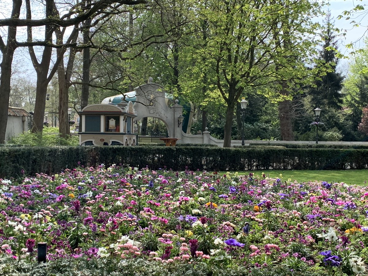 ronald_st_77's tweet photo. Vandaag mochten we met de auto een rondje door een gesloten @Efteling rijden. Heel bijzonder om te zien hoe mooi het park erbij ligt. Ik mis de Efteling enorm, dus vond het fantastisch om zo op een veilige manier het park te bezoeken ❤️ #autosafari #efteling https://t.co/nTRxL2tcvH