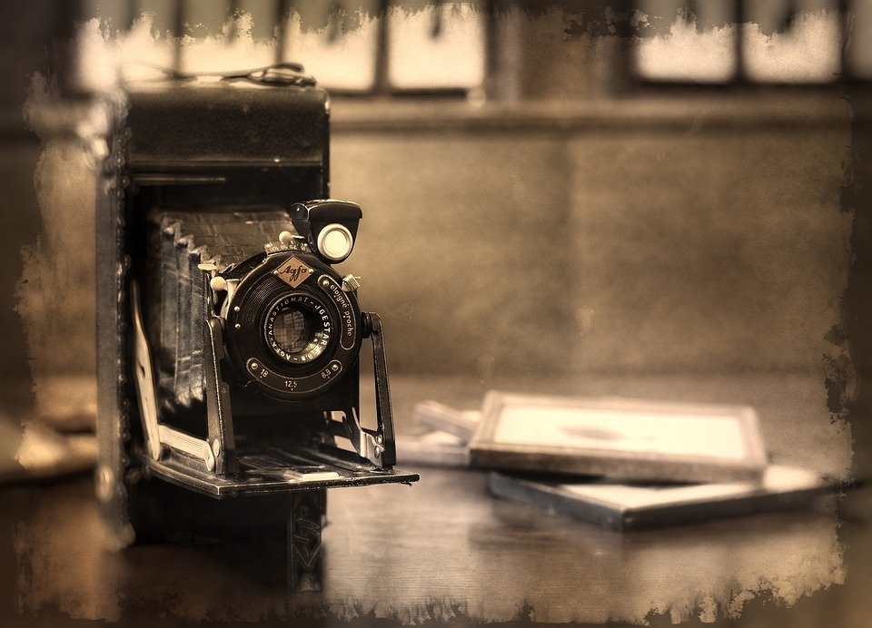 Грустная камера. Старый фотоаппарат. Ретро фотоаппарат. Старинная фотокамера. Старинные камеры и фотоаппараты.