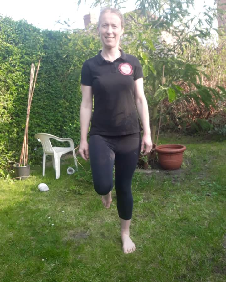 Standing on 1 foot at a time to #strengthenfootmuscles and #strengthenglutemuscles. Doing this can help #runners as they spend a lot of time balancing on one foot during a run.
#runnerrwarmup #runnerinjuryprevention