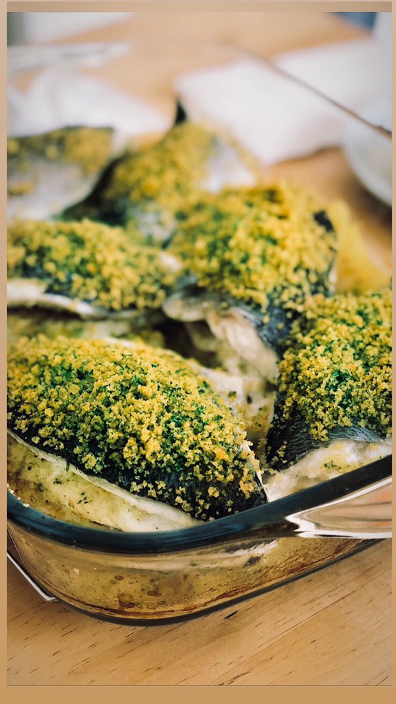TziovarasDim's tweet photo. Sea bream fillet / Olive oil / Garlic / Parsley / Bread / Salt &amp; Pepper #tziovarasdimitris #menoumespiti https://t.co/nHwGTVp2Nq