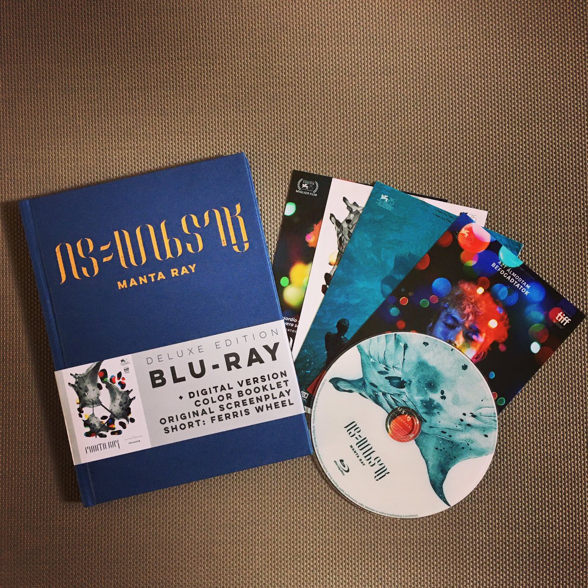 deknang's tweet photo. Blu-ray #กระเบนราหู #MantaRay (999 บาท) ได้มาครึ่งเดือนละ ลืมอวด งานละเอียด คุ้มค่า น่าสะสมมาก อยากให้หนังไทยคุณภาพหลายๆ เรื่องทำแบบนี้บ้าง ที่เห็นเป็นเล่มๆ คือ ข้อมูล-บทหนัง ไม่มีเครื่องเล่นก็ซื้อได้ เพราะมีลิงก์ให้ดูออนไลน์ ใครสนใจเชิญไปตำได้ที่เพจหนัง https://t.co/HSLDyy317e https://t.co/jblQ94zIJ6
