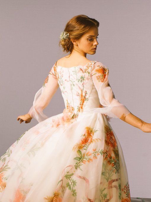 𝘺𝘰𝘭𝘪𝘤𝘦 シンデレラのウェディングドレスも大好きだけど 実写版 美女と野獣 のベルのウェディングドレスも最高に素敵 エマ ワトソンが天使そのもの