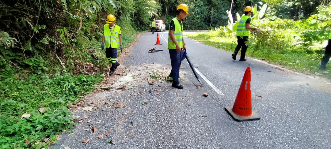 RcBentong's tweet photo. #teamroadcare kerja bersih #pokoktumbang di #ft55 #raub @PetraJayaMP @MOWorks @JKRMalaysia @CSFJ_JKR @JKRPAHANG @JKR_Raub @Roadcare_Msia @Roadcare_Phg @ZTTCSFJ https://t.co/NjeNMFbA3U