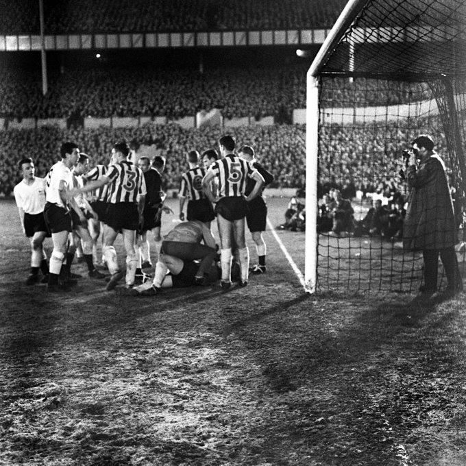 robertmdaws's tweet photo. #SheffieldWednesday keeper #RonSpringett lies poleaxed after being roughly shoved in to the goalpost by #Spurs #BobbySmith 1961 @swfc https://t.co/V7TGs4txYr