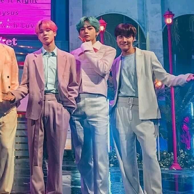 ssofftae's tweet photo. HAPPY ONE YEAR WITH PERSONA EVERYONE!!! 💗✨🥳
#ONEYEARWITHPERSONA
#ONEYEARWITHBOYWITHLUV https://t.co/PpkamIUyF9