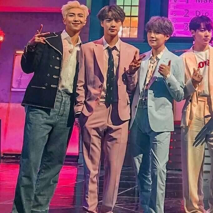 ssofftae's tweet photo. HAPPY ONE YEAR WITH PERSONA EVERYONE!!! 💗✨🥳
#ONEYEARWITHPERSONA
#ONEYEARWITHBOYWITHLUV https://t.co/PpkamIUyF9