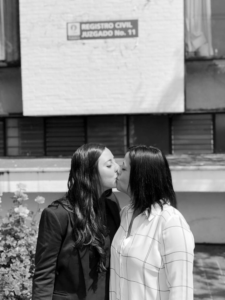 kdaniela90's tweet photo. Un día como hoy hace 2️⃣ años,
nos convertimos en esto que somos. #wifeandwife #usplusone
Te amo @diazmiron 🤍 #HappyAnniversary https://t.co/deMAHOqOF7
