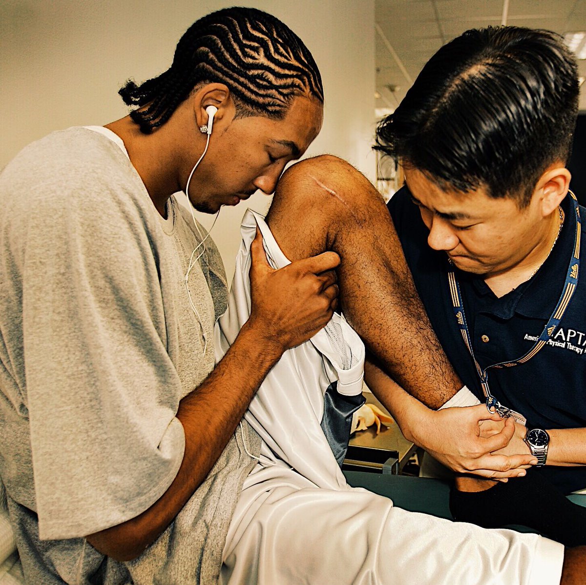BleacherReport's tweet photo. It’s been 13 years since Shaun Livingston underwent surgery on his ACL, PCL and MCL.

He had to relearn to walk, and there was concern he’d never be able to play again.

Livingston went on to win three titles. https://t.co/ECjFcFatMD