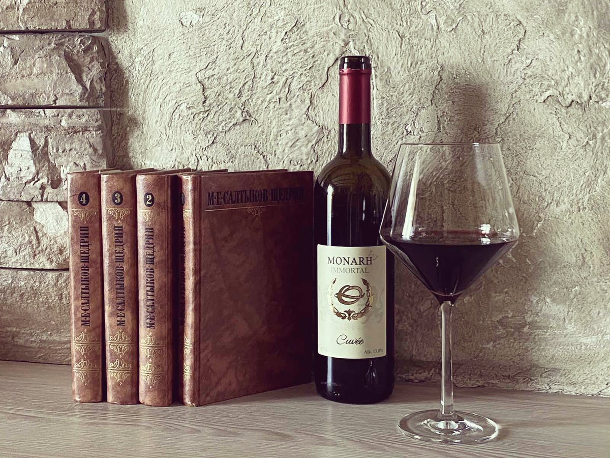 "Problem sa knjigama je to što se završe." - Caroline Kepnes. Isto je i sa bocom vina, ali kao i za knjigu, predlažemo da započnete novu. 🍷
#pikoplenac #wine