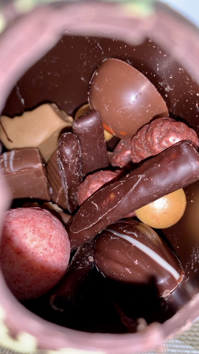 こちらアイスランド Gledileg Paska 今日はイースター 去年は手作りの巨大チョコエッグ で持て余したけど 今年はアイスランドで最高のショコラティエの手作りエッグ 香のいいダークチョコで好み 中身も美味しそ こちらアイスランド Gledileg Paska 今日はイースター 去年は手作りの巨大チョコエッグ で持て余したけど 今年はアイスランドで最高のショコラティエの手作りエッグ 香のいいダークチョコで好み 中身も美味しそ