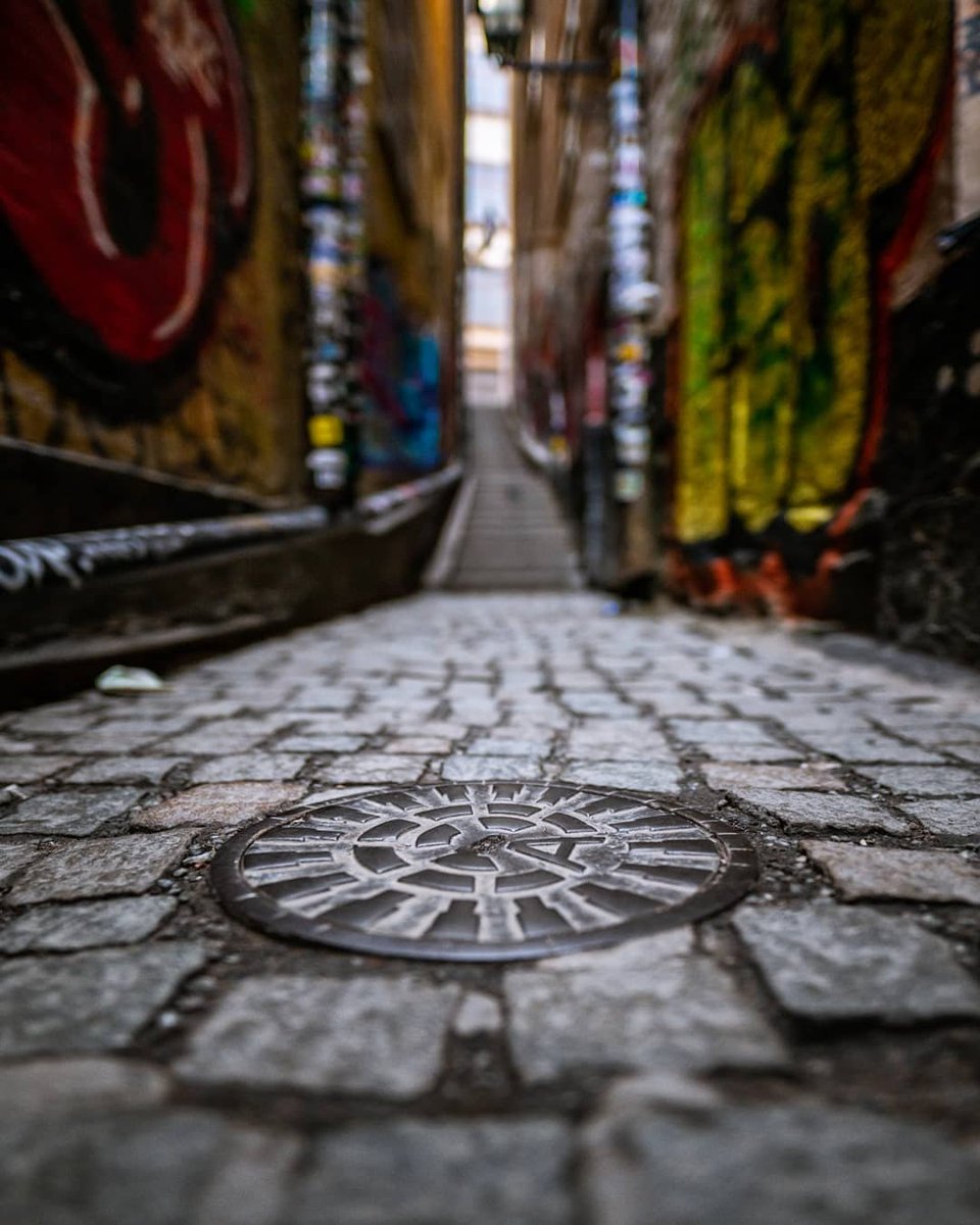 Mårten Trotzig Gränd It’s the narrowest street in Stockholm we say narrow we mean narrow! and was named for the German merchant #MårtenTraubtzich, who bought the houses here at the end of the 17th century. You’ll find it just at the start of Västerlånggatan
📷 @assal_photography