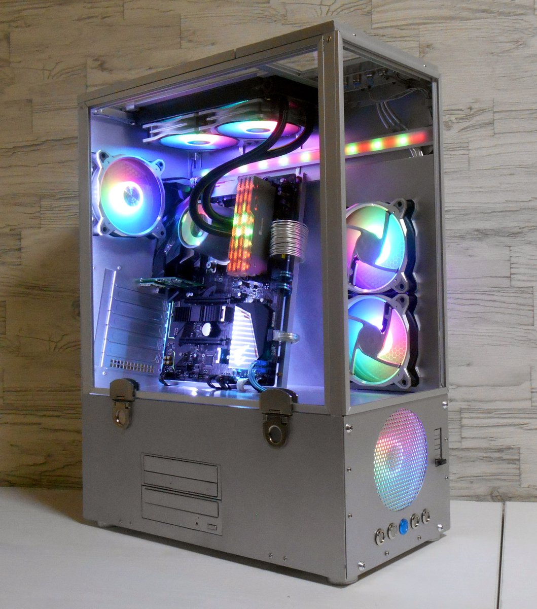 Comodo_Ohara's tweet photo. #変態pc博覧会2020　#mod_pc #自作PC 
アルミ素材でほぼフルスクラッチ。マザーボードをやや傾けて外側から全体を見えやすく設計し「マザーボードのショーケース」といったコンセプトで造りました。 https://t.co/P47EDw77Y6