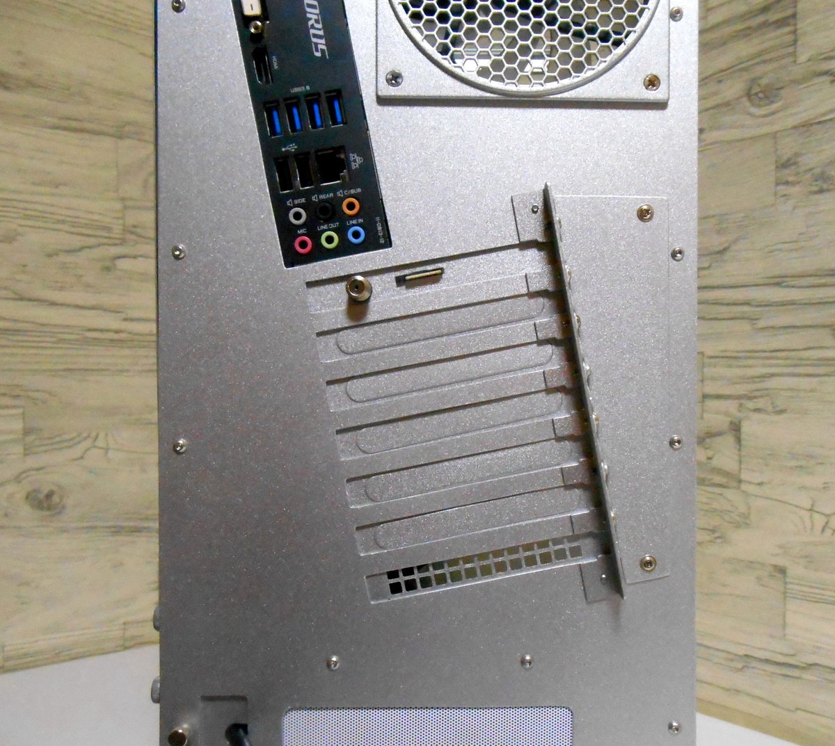 Comodo_Ohara's tweet photo. #変態pc博覧会2020　#mod_pc #自作PC 
アルミ素材でほぼフルスクラッチ。マザーボードをやや傾けて外側から全体を見えやすく設計し「マザーボードのショーケース」といったコンセプトで造りました。 https://t.co/P47EDw77Y6