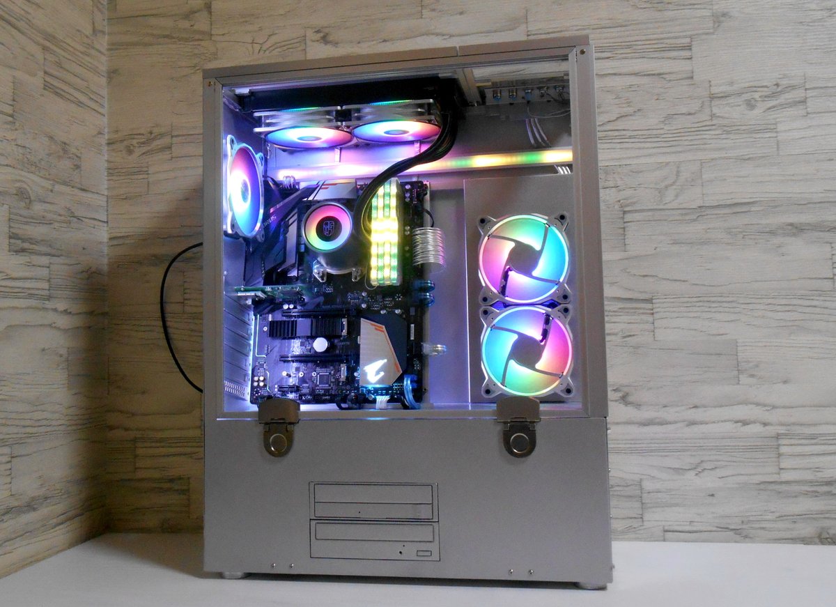 Comodo_Ohara's tweet photo. #変態pc博覧会2020　#mod_pc #自作PC 
アルミ素材でほぼフルスクラッチ。マザーボードをやや傾けて外側から全体を見えやすく設計し「マザーボードのショーケース」といったコンセプトで造りました。 https://t.co/P47EDw77Y6