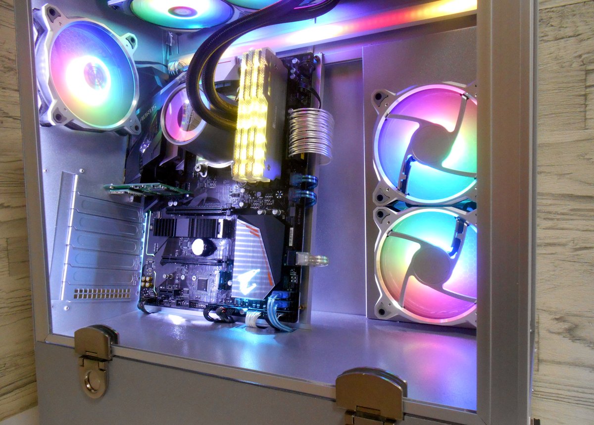 Comodo_Ohara's tweet photo. #変態pc博覧会2020　#mod_pc #自作PC 
アルミ素材でほぼフルスクラッチ。マザーボードをやや傾けて外側から全体を見えやすく設計し「マザーボードのショーケース」といったコンセプトで造りました。 https://t.co/P47EDw77Y6