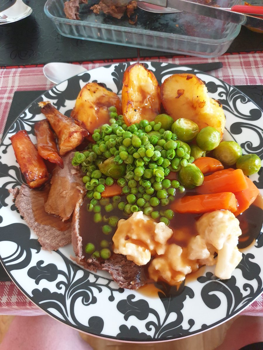 ray8778's tweet photo. Fabulous roast beef dinner with the family. https://t.co/aKmN2Imw15
