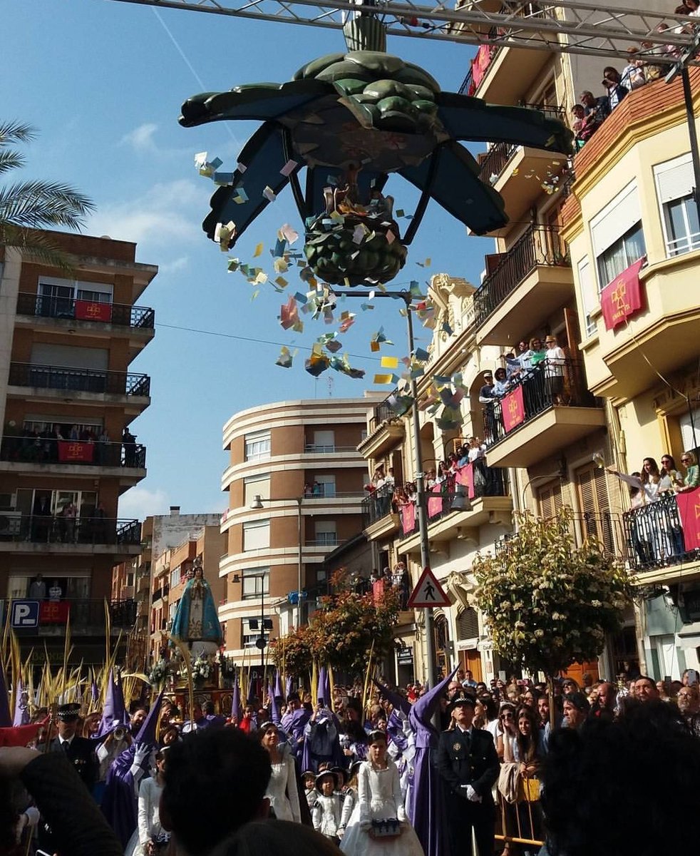 SSantaTorrent's tweet photo. Crist ha ressuscitat! 

S'obri la carxofa, i enguany no ens podem quedar sense al.leluies!

Gràcies Xip! 😉

#SSantaTorrent20 https://t.co/SFQzqurhMn